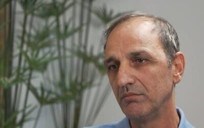 Shmulik Peleg, le grand-père maternel d'Eitan Biran, dans une interview diffusée le 17 septembre 2021. (Crédit : Capture d'écran/Channel 12)