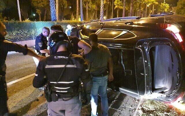 La police arrête un homme soupçonné d'être impliqué dans une tentative d'attaque au volant d'une voiture à Kiryat Ata, le 25 septembre 2021. (Crédit : Police israélienne) La police arrête un homme soupçonné d'être impliqué dans une tentative d'attaque au volant d'une voiture à Kiryat Ata, le 25 septembre 2021. (Crédit : Police israélienne)