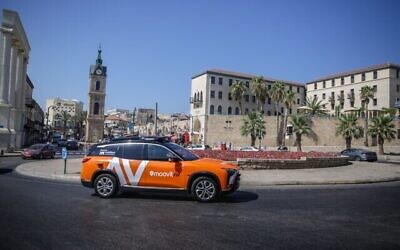 Un taxi autonome équipé de la technologie de conduite de Mobileye avec l'application de covoiturage Moovit dans les rues de Tel Aviv-Jaffa, septembre 2021. (Crédit : Mobileye/Intel)