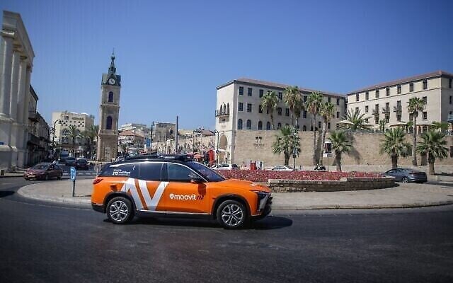 Un taxi autonome équipé de la technologie de conduite de Mobileye avec l'application de covoiturage Moovit dans les rues de Tel Aviv-Jaffa, septembre 2021. (Crédit : Mobileye/Intel) Un taxi autonome équipé de la technologie de conduite de Mobileye avec l'application de covoiturage Moovit dans les rues de Tel Aviv-Jaffa, septembre 2021. (Crédit : Mobileye/Intel)