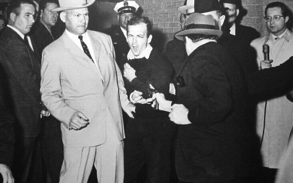 Jack Ruby tirant sur Lee Harvey Oswald, escorté par l'inspecteur de police de Dallas Jim Leavelle (à gauche), le 24 novembre 1963 (Robert H. Jackson / Wikipedia)