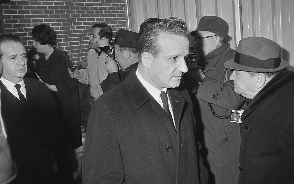 Deux frères de Jack Ruby, l'assassin de Lee Harvey Oswald, Sam, à gauche, et Earl, à droite, quittent un funérarium de Chicago après les funérailles de Jack, le 6 janvier 1967. (AP Photo/Charles Knoblock)
