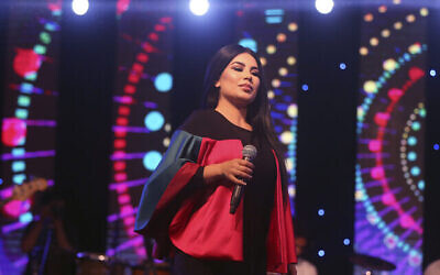 La chanteuse afghane Aryana Sayeed se produit lors d'un concert pour commémorer le jour de l'indépendance de l'Afghanistan à Kaboul, en Afghanistan, samedi 19 août 2017. (AP Photo/Massoud Hossaini)