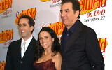 Sur cette photo d'archive du 17 novembre 2004, Jerry Seinfeld, à gauche, Julia Louis Dreyfus et Michael Richards arrivent pour célébrer la sortie des trois premières saisons de Seinfeld en DVD à New York. (AP/ Louis Lanzano, dossier)