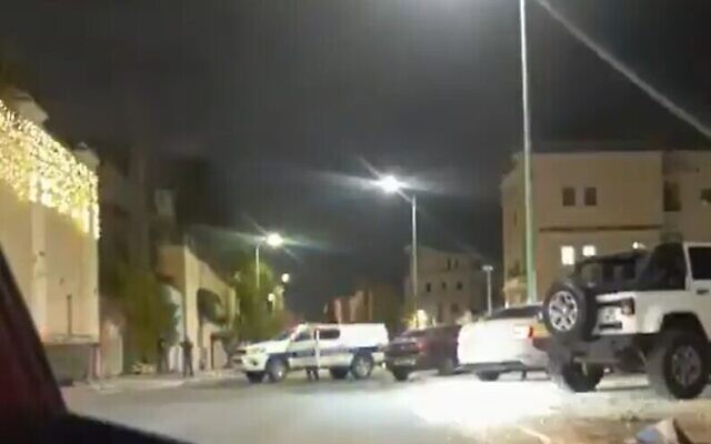 L'habitation de Jamal Hakroush, responsable de la police arabe israélien, prise pour cible par des tireurs dans la ville de Kafr Kanna, au nord du pays, le 10 septembre 2021. (Crédit : capture d'écran/Kan)