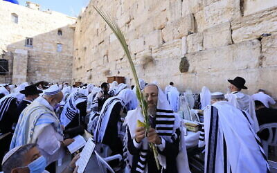 Des fidèles prient devant le Kotel dans la vieille ville de Jérusalem, pendant la bénédiction sacerdotale pour la fête de Souccot, le 22 septembre 2021. (Olivier Fitoussi/Flash90)