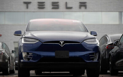 Une Tesla Model X 2019 chez Tesla à Littleton, dans le Colorado, le 20 octobre 2019. Illustration. (AP Photo/David Zalubowski, Dossier)