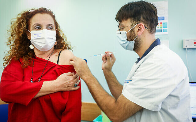 Une Israélienne reçoit une dose du vaccin COVID-19 dans un centre de soins temporaire Clalit à Modi'in Ilit, le 26 septembre 2021. (Crédit : Yossi Aloni/Flash90)
