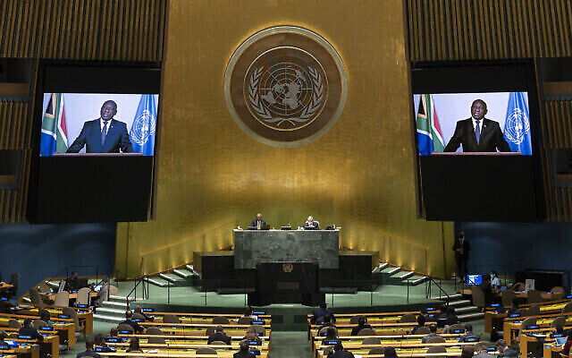 Le président sud-africain Matamela Cyril Ramaphosa prononce un discours préenregistré lors d'une réunion de haut niveau pour commémorer le vingtième anniversaire de l'adoption de la Déclaration de Durban lors de la 76e session de l'Assemblée générale des Nations Unies au siège des Nations Unies à New York, le 22 septembre 2021. (Justin Lane/Pool Photo via AP) Le président sud-africain Matamela Cyril Ramaphosa prononce un discours préenregistré lors d'une réunion de haut niveau pour commémorer le vingtième anniversaire de l'adoption de la Déclaration de Durban lors de la 76e session de l'Assemblée générale des Nations Unies au siège des Nations Unies à New York, le 22 septembre 2021. (Justin Lane/Pool Photo via AP)