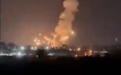 Des explosions dans le ciel de la bande de Gaza pendant une frappe de l'armée israélienne, le 6 septembre 2021. (Capture d'écran)