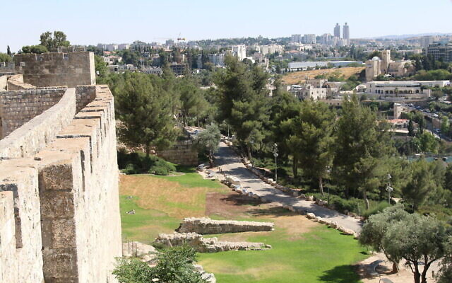 Une vue des remparts de la Vieille Ville. (Crédit : Shmuel Bar-Am)