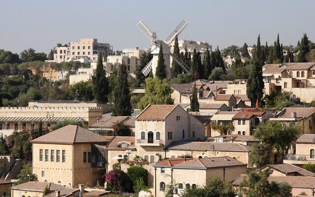 Une vue sur le quartier Mishkenot Shaananim à paqrtir du mont Sion. (Crédit : Shmuel Bar-Am)