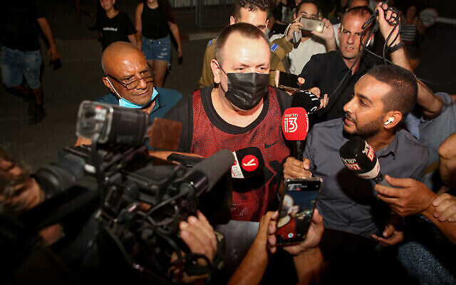 Roman Zadorov, au centre, à l'extérieur de la prison de Shata, dans le nord d'Israël, après avoir été libéré en résidence surveillée, le 26 août 2021. (David Cohen/Flash90) Roman Zadorov, au centre, à l'extérieur de la prison de Shata, dans le nord d'Israël, après avoir été libéré en résidence surveillée, le 26 août 2021. (David Cohen/Flash90)