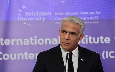 Le ministre des Affaires étrangères Yair Lapid prend la parole à la conférence annuelle de Herzliya, le 12 septembre 2021. (Crédit : Ronen Toppleberg)