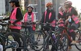 Des femmes saoudiennes et étrangères, faisant partie d'un club cycliste mixte, font une pause lors d'une randonnée cycliste dans la ville de Jeddah, sur la mer Rouge, le 17 septembre 2021. (Crédit : Fayez Nureldine / AFP)