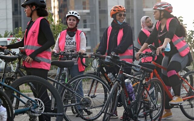 Des femmes saoudiennes et étrangères, faisant partie d'un club cycliste mixte, font une pause lors d'une randonnée cycliste dans la ville de Jeddah, sur la mer Rouge, le 17 septembre 2021. (Crédit : Fayez Nureldine / AFP) Des femmes saoudiennes et étrangères, faisant partie d'un club cycliste mixte, font une pause lors d'une randonnée cycliste dans la ville de Jeddah, sur la mer Rouge, le 17 septembre 2021. (Crédit : Fayez Nureldine / AFP)