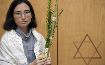Iris Ferreira, femme rabbin, pose pour une photo dans la synagogue de l'Union juive libérale de Strasbourg, dans l'Est de la France, le 23 septembre 2021. (Crédit :   Frederick FLORIN / AFP)