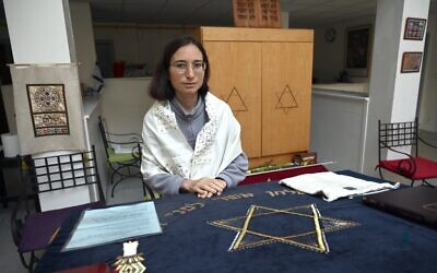 Iris Ferreira, rabbin, pose pour une photo dans la synagogue de l'Union juive libérale de Strasbourg, dans l'Est de la France, le 23 septembre 2021. (Crédit :   Frederick FLORIN / AFP)