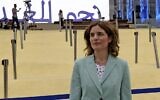 La ministre de l'Environnement Tamar Zandberg visite le pavillon d'Israël à l'Expo 2020 à Dubaï, le 4 octobre 2021. (Crédit : Karim SAHIB / AFP)