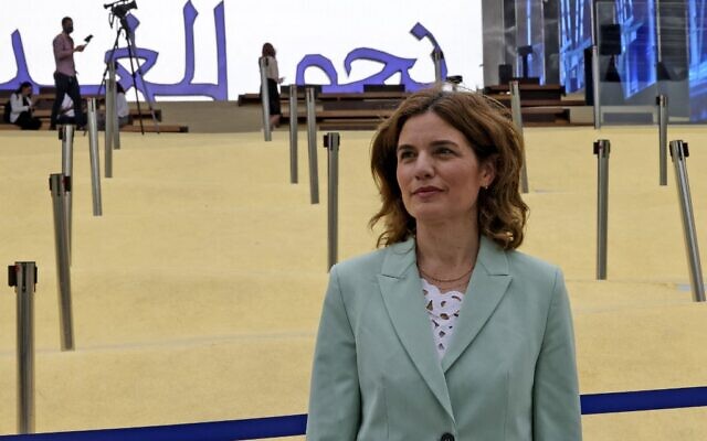 La ministre de l'Environnement Tamar Zandberg visite le pavillon d'Israël à l'Expo 2020 à Dubaï, le 4 octobre 2021. (Crédit : Karim SAHIB / AFP) La ministre de l'Environnement Tamar Zandberg visite le pavillon d'Israël à l'Expo 2020 à Dubaï, le 4 octobre 2021. (Crédit : Karim SAHIB / AFP)