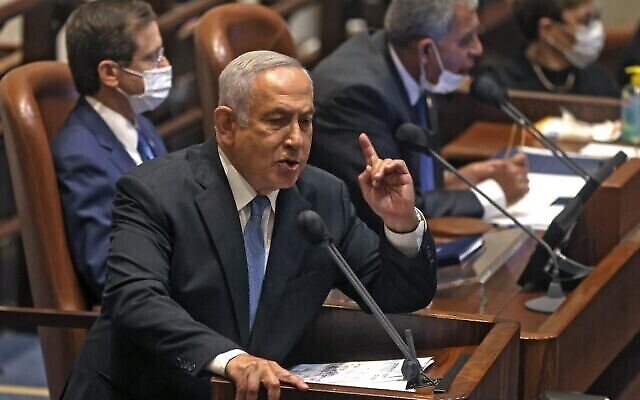Le leader de l'opposition et ex-Premier ministre Benjamin Netanyahu lors de l'ouverture de la session d'hiver à la Knesset de Jérusalem, le 4 octobre 2021. (Crédit : Menahem KAHANA / AFP)