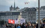 Des manifestants se rassemblent et tiennent des banderoles lors d'un rassemblement contre les mesures contre le coronavirus, le pass sanitaire Covid-19 et la vaccination à Genève, le 9 octobre 2021. (Crédit : Fabrice COFFRINI / AFP)