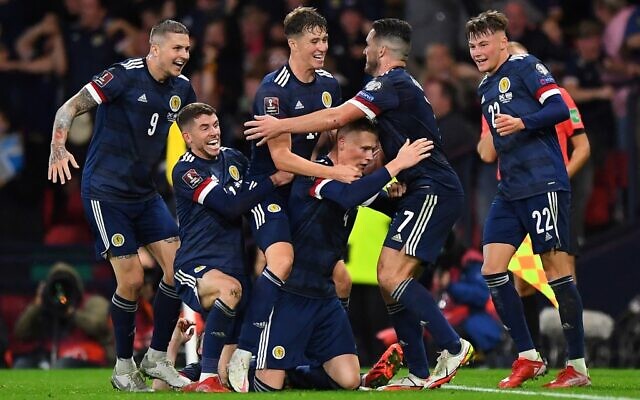 Les membres de son équipe écossaise se réjouissent suite à un match qualificatif à la Coupe du monde de football 2022 du groupe F opposant l'Écosse et Israël au stade Hampden Park de Glasgow, le 9 octobre 2021. (Crédit : Andy Buchanan/AFP) Les membres de son équipe écossaise se réjouissent suite à un match qualificatif à la Coupe du monde de football 2022 du groupe F opposant l'Écosse et Israël au stade Hampden Park de Glasgow, le 9 octobre 2021. (Crédit : Andy Buchanan/AFP)