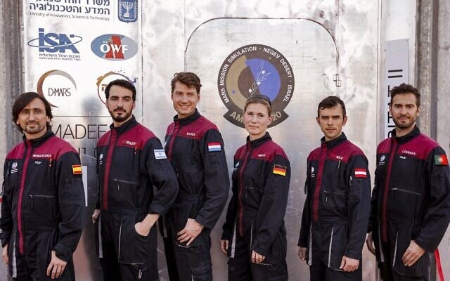 Une équipe de six astronautes (de gauche à droite) le commandant adjoint Iñigo Muñoz Elorza d'Espagne, Alon Tenzer d'Israël, Thomas Wijnen des Pays-Bas, Anika Mehlis d'Allemagne, Robert Wild d'Autriche et le commandant João Lousada du Portugal posent pour une photo de groupe avant de commencer une mission d'entraînement pour la planète Mars sur un site qui simule une station hors site au cratère Ramon à Mitzpe Ramon dans le sud du désert du Néguev en Israël, le 10 octobre 2021. (Crédit : JACK GUEZ / AFP)

Traduit avec www.DeepL.com/Translator (version gratuite)