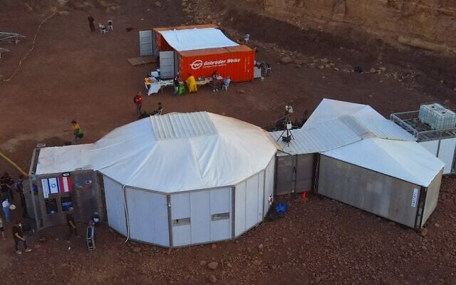 Vue aérienne d'un habitat où les astronautes d'une équipe d'Europe et d'Israël participeront à une mission d'entraînement pour la planète Mars sur un site qui simule une station hors site au cratère Ramon à Mitzpe Ramon, dans le sud du désert du Néguev en Israël, le 10 octobre 2021. (Crédit : JACK GUEZ / AFP)