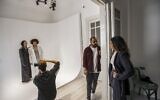 Les mannequins égyptiens Zeina Ehab (g) et Mariam Abdallah pendant une séance photos au studio de l'agence UNN Model Management agency, le 15 mars 2021 au Caire. (Crédit : AFP)