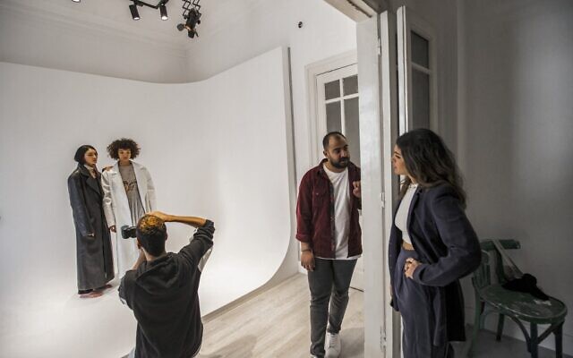 Les mannequins égyptiens Zeina Ehab (g) et Mariam Abdallah pendant une séance photos au studio de l'agence UNN Model Management agency, le 15 mars 2021 au Caire. (Crédit : AFP)