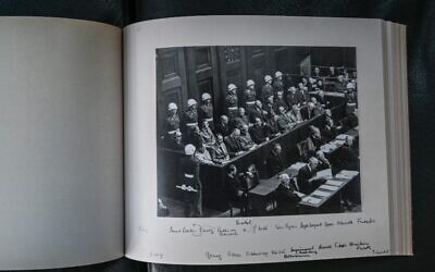 Un fac-similé d'un album photographique du procès de Nuremberg photographié le 13 octobre 2021 à l'Université de droit de Lyon 3 qui en possède une copie. Le musée mémorial d'Izieu (Ain) présente le 15 octobre 2021 une version réémergée et entièrement restaurée d'un album photographique du procès de Nuremberg, à l'occasion d'un colloque consacré aux audiences du tribunal militaire international historique. (Crédit : PHILIPPE DESMAZES / AFP)