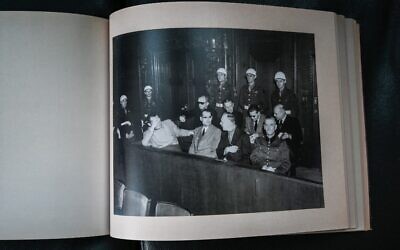 Un fac-similé d'un album photographique du procès de Nuremberg photographié le 13 octobre 2021 à l'Université de droit de Lyon 3 qui en possède une copie. Le musée mémorial d'Izieu (Ain) présente le 15 octobre 2021 une version réémergée et entièrement restaurée d'un album photographique du procès de Nuremberg, à l'occasion d'un colloque consacré aux audiences du tribunal militaire international historique. (Crédit : PHILIPPE DESMAZES / AFP)