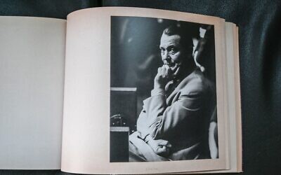 Un fac-similé d'un album photographique du procès de Nuremberg, représentant ici Herman Goering, photographié le 13 octobre 2021 à l'Université de droit de Lyon 3 qui en possède une copie. Le musée mémorial d'Izieu (Ain) présente le 15 octobre 2021 une version réémergée et entièrement restaurée d'un album photographique du procès de Nuremberg, à l'occasion d'un colloque consacré aux audiences du tribunal militaire international historique. (Crédit : PHILIPPE DESMAZES / AFP)