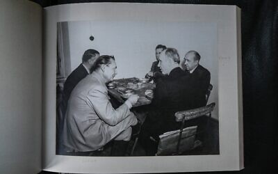Un fac-similé d'un album photographique du procès de Nuremberg, représentant ici Herman Goering, Karl Donitz, Walther Funk et d'autres, photographié le 13 octobre 2021 à l'Université de droit de Lyon 3 qui en possède une copie. Le musée mémorial d'Izieu (Ain) présente le 15 octobre 2021 une version réémergée et entièrement restaurée d'un album photographique du procès de Nuremberg, à l'occasion d'un colloque consacré aux audiences du tribunal militaire international historique. (Crédit : PHILIPPE DESMAZES / AFP)