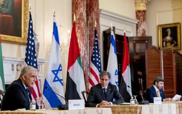 Le ministre israélien des Affaires étrangères Yair Lapid, le secrétaire d'État américain Antony Blinken et le ministre des Affaires étrangères des Émirats arabes unis Sheikh Abdullah bin Zayed al-Nahyan participent à une conférence de presse conjointe au Département d'État à Washington, le 13 octobre 2021. (Crédit : Andrew Harnik / POOL / AFP) Le ministre israélien des Affaires étrangères Yair Lapid, le secrétaire d'État américain Antony Blinken et le ministre des Affaires étrangères des Émirats arabes unis Sheikh Abdullah bin Zayed al-Nahyan participent à une conférence de presse conjointe au Département d'État à Washington, le 13 octobre 2021. (Crédit : Andrew Harnik / POOL / AFP)