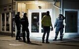La police sur les lieux où un homme armé d'un arc a tué plusieurs personnes avant d'être arrêté par la police à Kongsberg, en Norvège, le 13 octobre 2021. (Crédit  Terje Pedersen / NTB / AFP)