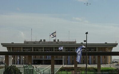 Des avions de chasse israéliens et allemands survolent la Knesset, le parlement israélien, dans une démonstration de coopération entre les deux pays et leurs armées, à Jérusalem, le 17 octobre 2021. (Crédit : Emmanuel DUNAND / AFP)