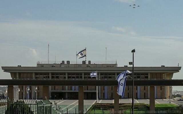 Des avions de chasse israéliens et allemands survolent la Knesset, le parlement israélien, dans une démonstration de coopération entre les deux pays et leurs armées, à Jérusalem, le 17 octobre 2021. (Crédit : Emmanuel DUNAND / AFP)