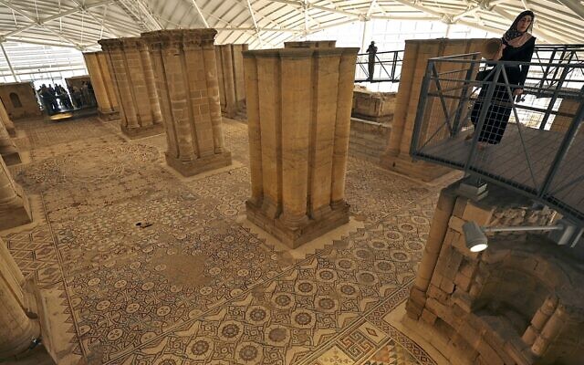 L'un des plus grands panneaux de mosaïque au monde a été dévoilé après un projet de restauration de plusieurs années au palais d'Hisham dans la ville de Jéricho en Cisjordanie, le 28 octobre 2021. (Crédit : ABBAS MOMANI / AFP) L'un des plus grands panneaux de mosaïque au monde a été dévoilé après un projet de restauration de plusieurs années au palais d'Hisham dans la ville de Jéricho en Cisjordanie, le 28 octobre 2021. (Crédit : ABBAS MOMANI / AFP)