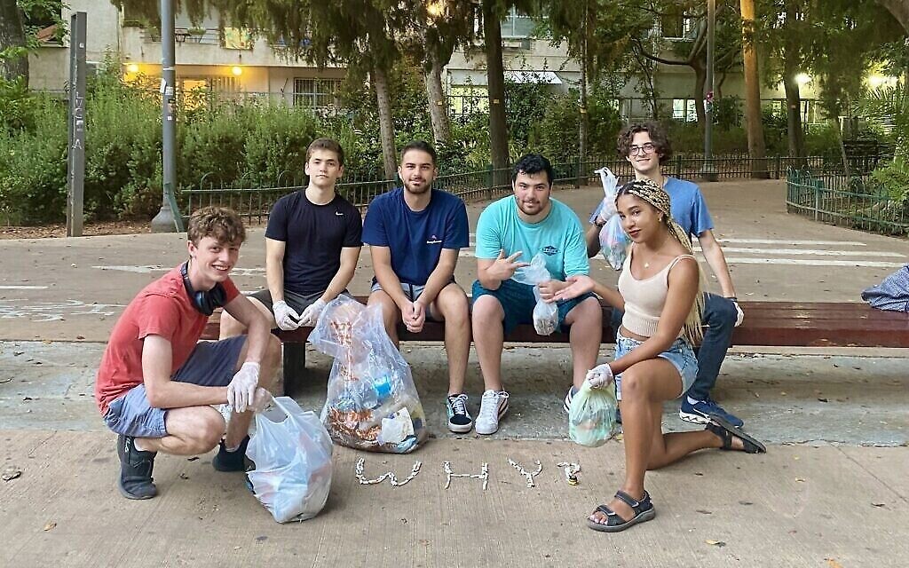 Des bénévoles d'une opération de nettoyage dans un parc de Tel Aviv, le 24 août 2021. (Autorisation)