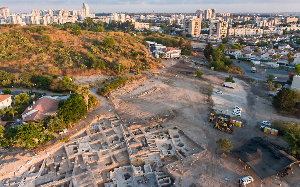 Vue aérienne des pressoirs à vin de l'ère byzantine découverts à Yavné. (Crédit : Asaf Peretz/IAA)