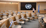 La salle du Conseil des droits de l'Homme à l'ONU préparée pour une session, à Genève, le 13 septembre 2021. (Crédit : Fabrice Coffrini/AFP/Getty Images via JTA)