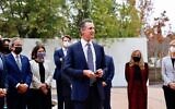 Gavin Newsom, gouverneur de Californie, a annoncé la création d'un Conseil sur l'éducation sur la Shoah et les génocides au Museum of Tolerance de Los Angeles. (Crédit : Bureau du gouverneur Newsom via JTA)