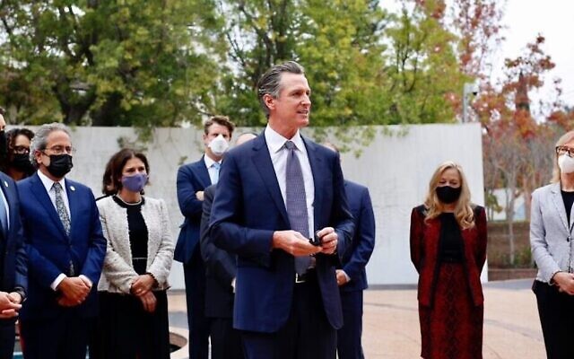 Gavin Newsom, gouverneur de Californie, a annoncé la création d'un Conseil sur l'éducation sur la Shoah et les génocides au Museum of Tolerance de Los Angeles. (Crédit : Bureau du gouverneur Newsom via JTA)