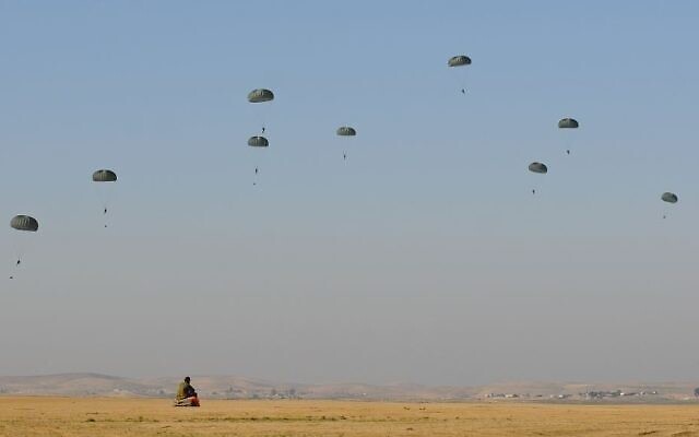 Illustration : Des parachutistes lors d'un exercice, dans le centre d'Israël, le 19 février 2014. (Crédit : Porte-parole de l'armée israélienne/Flickr) Illustration : Des parachutistes lors d'un exercice, dans le centre d'Israël, le 19 février 2014. (Crédit : Porte-parole de l'armée israélienne/Flickr)
