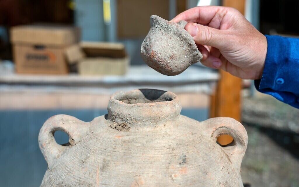 Une jarre à vin découverte près d'un site accueillant de nombreux pressoirs de l'ère byzantine à Yavné. (Crédit : Yaniv Berman/IAA)