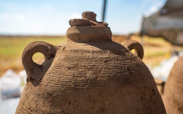 Une jarre à vin découverte près d'un site accueillant de nombreux pressoirs de l'ère byzantine à Yavné. (Crédit : Yaniv Berman/IAA)