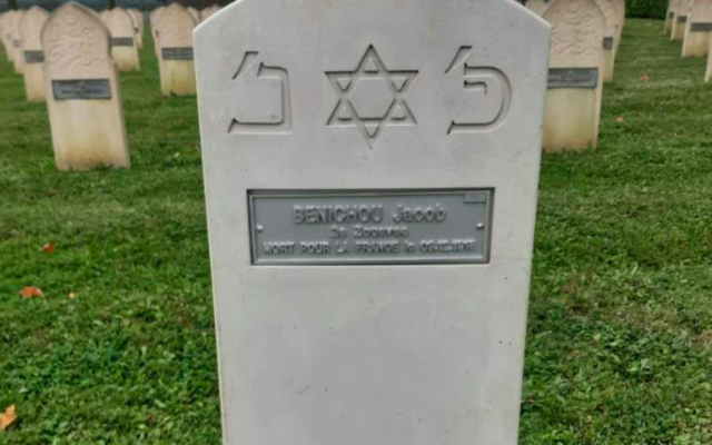 La nouvelle sépulture du soldat Fredja Taieb, enterré durant un siècle sous une sépulture avec un croissant musulman. (Crédit : Office national des anciens combattants et victimes de guerre via Claude Maman)