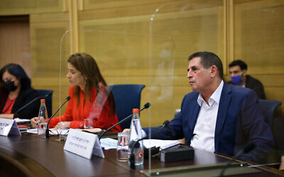 Le vice-ministre de la Sécurité publique Yoav Segalovitz rencontre des parlementaires le 20 octobre 2021 pour discuter des plans visant à mettre fin à la vague de criminalité dans les communautés arabes (Crédit : Porte-parole de la Knesset/ Noam Moscovitz)